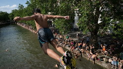 Popular city bans public alcohol amid heat wave as people take risks to cool down Adelaide Schools