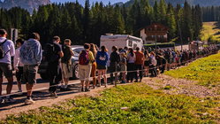 Thousands swarm stunning mountain escape as selfie tourism backlash erupts online Adelaide Schools